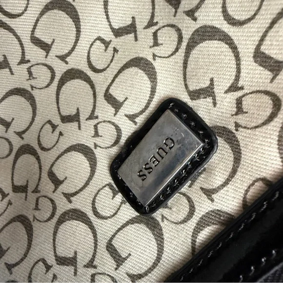 GUESS Glossy Black Shoulder Bag & Floral G-Logo Wallet Bundle - Picture 6 of 15